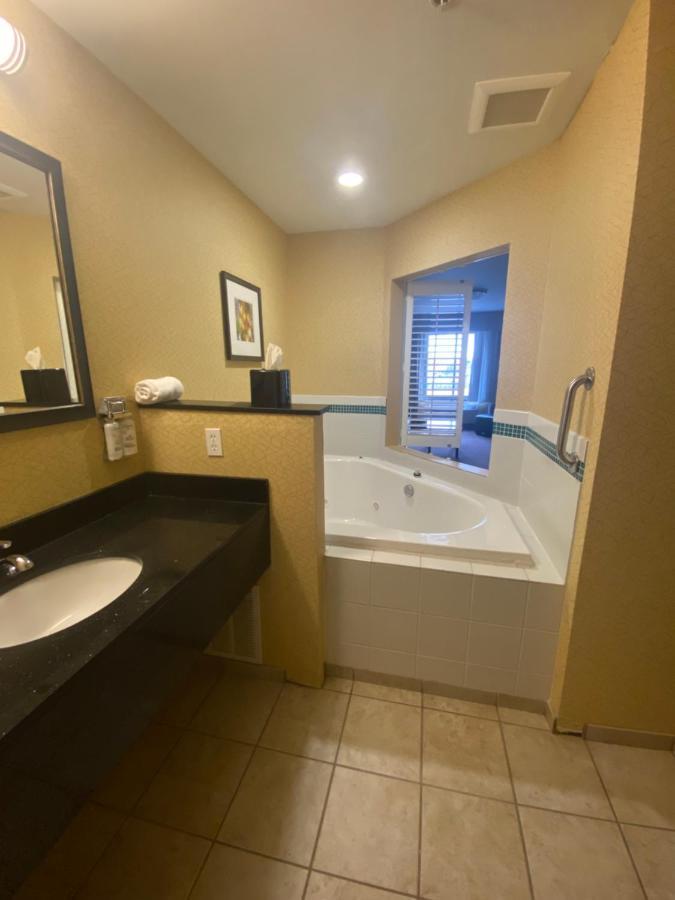 Holiday Inn Express And Suites Detroit North-Troy By Ihg Exterior photo